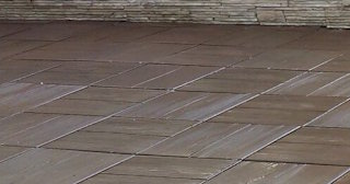 Бетонная брусчатка двора в Новошахтинске в октябре