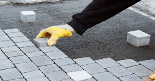 Монтаж тротуарной плитки на даче в Новошахтинске в октябре