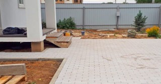 Укладка тротуарной плитки во дворе в Новошахтинске в октябре