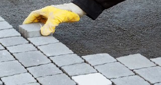 Укладка брусчатки в Новошахтинске - цена от 833 руб. за м2 | ТротуарнаяПлитка