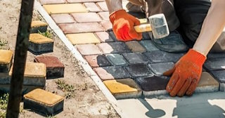Укладка брусчатки «старый город» три цвета в Новошахтинске в октябре